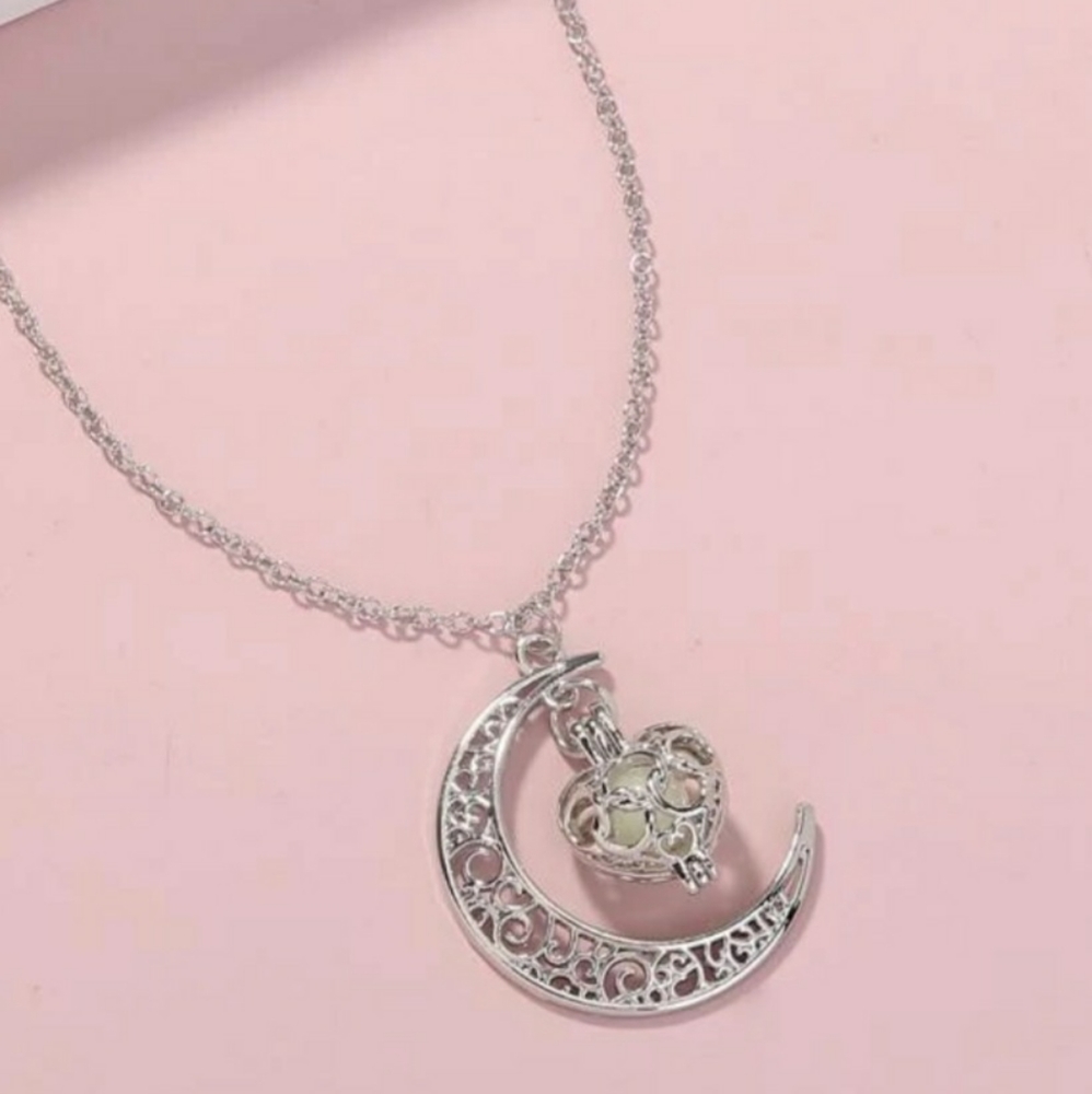 3/$25 Gorgeous celestial glow stone necklace